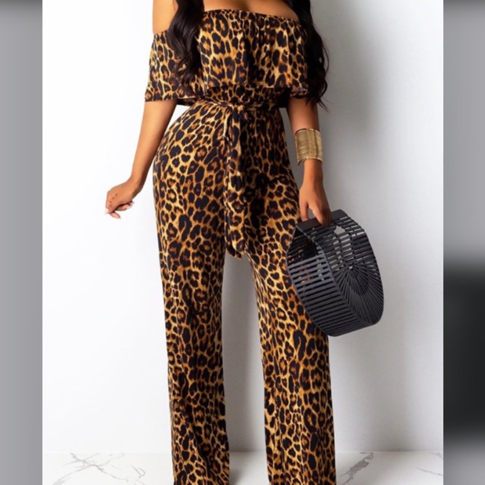 🐆🐆🐆 Off the Shoulder Leopard Print Jumpsuit